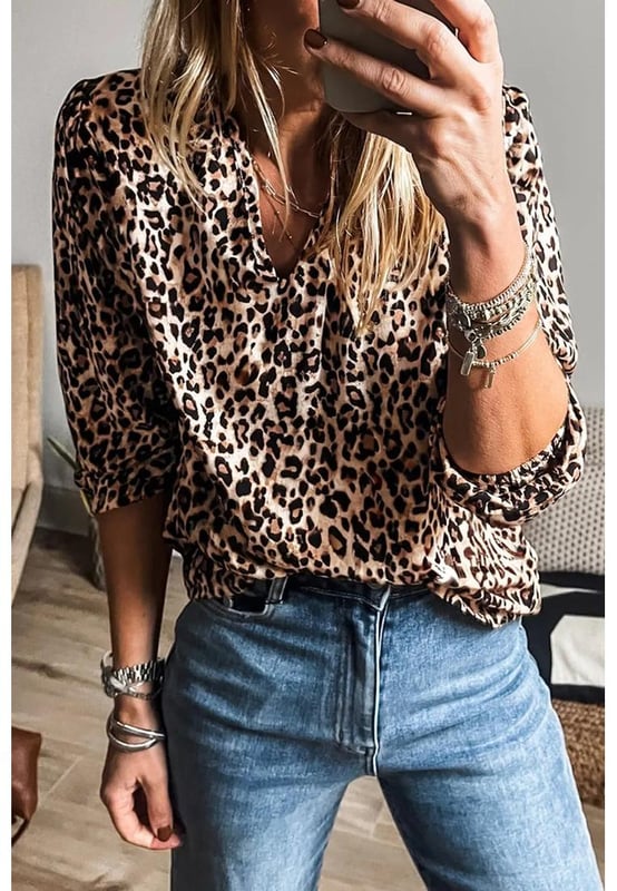 Basisstil  
Kein Stretch  
100 % Polyester  
Maschinenwäsche kalt  
Im Trockner bei niedriger Temperatur trocknen  
Importiert  
Erhältlich in den Größen S bis XL  
US-Größenumrechnungen: S (4) M (6/8) L (10/12) XL (14/16)  
Länge des Tops: S (64,5 cm) M (66,6 cm) L (68,6 cm) XL (70,6 cm)  
Schulterbreite: S (35 cm) M (36,6 cm) L (38,1 cm) XL (40,1 cm)  
Brust: S (98 cm) M (104 cm) L (110 cm) XL (118 cm)  
Ärmelänge: S (43,4 cm) M (44,5 cm) L (45,7 cm) XL (46,5 cm)  
Material: Polyester