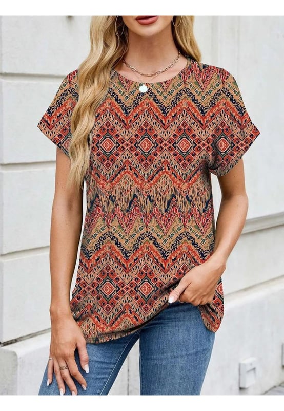 Basic Stil  
Leicht dehnbar  
Materialzusammensetzung: 65% Rayon, 30% Polyester, 5% Spandex  
Pflegehinweise: Maschinenwäsche kalt. Trockner niedrig.  
Importiert  
Produktmaße (Maße in Zoll) & Größenumrechnung  
Größe S: US 4 Oberteil Länge 26,8 Brust 39,4 Ärmellänge 9,1  
Größe M: US 6/8 Oberteil Länge 27,2 Brust 41,3 Ärmellänge 9,4  
Größe L: US 10/12 Oberteil Länge 27,6 Brust 43,3 Ärmellänge 9,8  
Größe XL: US 14/16 Oberteil Länge 28 Brust 46,5 Ärmellänge 10,2  
Größe 2XL: US 18 Oberteil Länge 28,3 Brust 49,6 Ärmellänge 10,6
