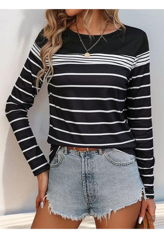 Basic.
  Stil.
  Blickdicht.
  Massiger Stretch.
  Hergestellt aus 95 % Polyester und 5 % Elasthan.
  Klassisches Rundhals.
  Design.
  Lange Armel.
  Maschinenwasche kalt.
  Bei niedriger Temperatur im Trockner trocknen.
  Importiert.