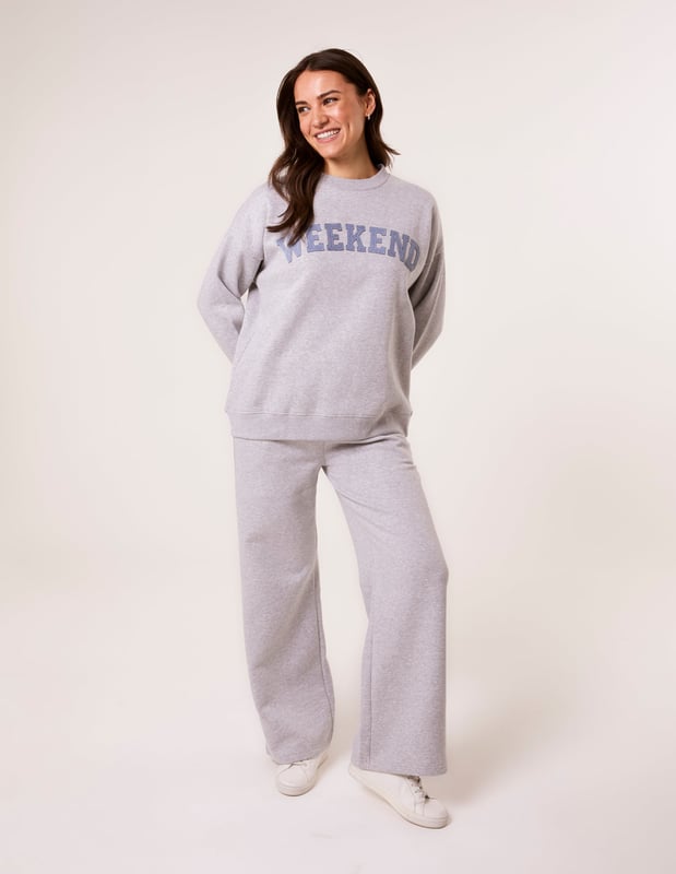 The perfect sweater for cosy weekend indoors. This weekend slogan jumper provides all the comfort you need!