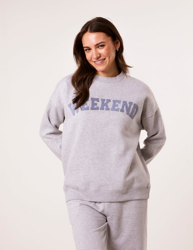 The perfect sweater for cosy weekend indoors. This weekend slogan jumper provides all the comfort you need!