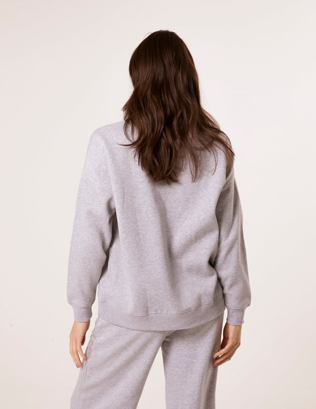 The perfect sweater for cosy weekend indoors. This weekend slogan jumper provides all the comfort you need!