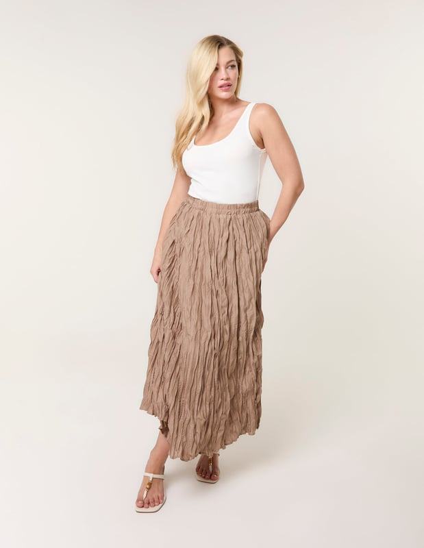 A cute basic crinkled skirt, providing a great look when teamed with a basic white vest and sandals.     