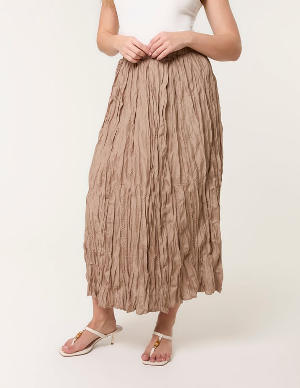A cute basic crinkled skirt, providing a great look when teamed with a basic white vest and sandals.     