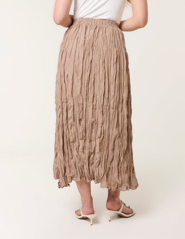 A cute basic crinkled skirt, providing a great look when teamed with a basic white vest and sandals.     