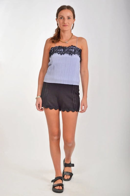 72% Viscose 24% Polyester 4% Elastane
Firm Ponte Jersey
Sizing: As expected
Length: 14" Outside Leg
Scalloped Hem
Last Season overstock ex Topshop.