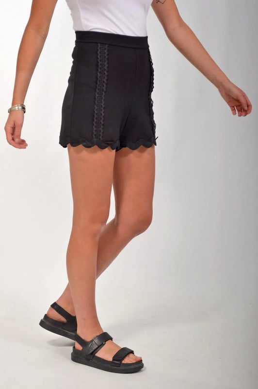 72% Viscose 24% Polyester 4% Elastane
Firm Ponte Jersey
Sizing: As expected
Length: 14" Outside Leg
Scalloped Hem
Last Season overstock ex Topshop.