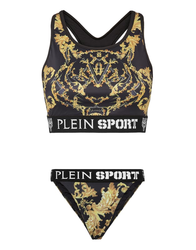 Dale un toque barroco a tu estilo con este bikini de lycra con el estampado de esta temporada por toda la prenda.   Licra con estampado barroco   Espalda cruzada para un movimiento sin restricciones   Acabado con ribete de color en contraste   Parte inferior de corte alto   Jacquard con logotipo tejido en los tirantes elásticos   Costura a dos agujas