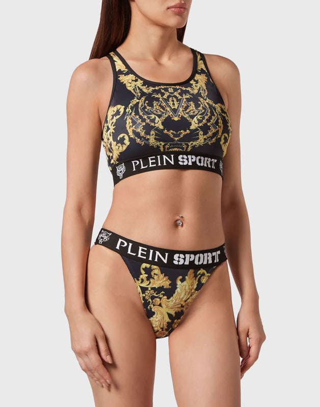 Dale un toque barroco a tu estilo con este bikini de lycra con el estampado de esta temporada por toda la prenda.   Licra con estampado barroco   Espalda cruzada para un movimiento sin restricciones   Acabado con ribete de color en contraste   Parte inferior de corte alto   Jacquard con logotipo tejido en los tirantes elásticos   Costura a dos agujas