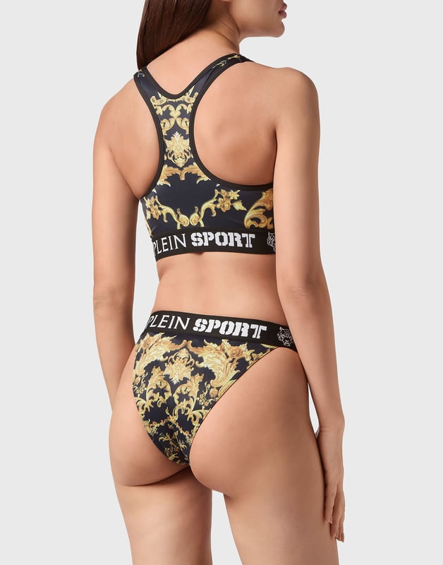 Dale un toque barroco a tu estilo con este bikini de lycra con el estampado de esta temporada por toda la prenda.   Licra con estampado barroco   Espalda cruzada para un movimiento sin restricciones   Acabado con ribete de color en contraste   Parte inferior de corte alto   Jacquard con logotipo tejido en los tirantes elásticos   Costura a dos agujas