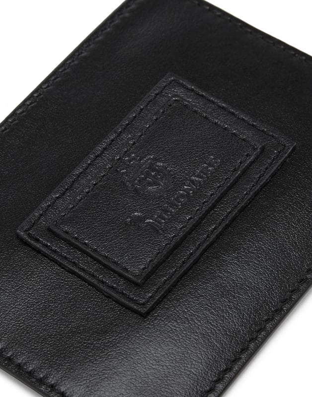 Choose this leather credit card holder with a distinctive detail to personalize your look.   Soft nappa  Logoed leather label sewn on the front  Hot-stamped Brand  Size: H 8 cm, W 10 cm
