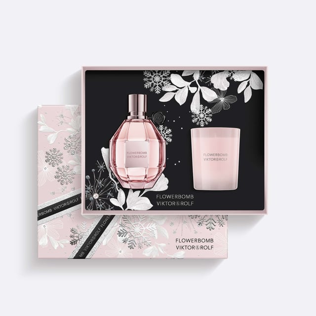 Unleash a floral delight with the Viktor&Rolf Flowerbomb Eau de Parfum Gift Set. This exquisite set features the iconic Flowerbomb Eau de Parfum, a captivating blend of floral and woody notes that creates a mesmerizing fragrance experience. The top notes of refreshing Bergamot and delicate Freesia lead into a heart of lush Sambac Jasmine and romantic Centifolia Rose. Completing this fragrant journey are warm base notes of Amber and Patchouli. Perfect for gifting, this set includes a 100ml Eau de Parfum and a 70g Viktor&Rolf Candle, ideal for creating a luxurious atmosphere.
