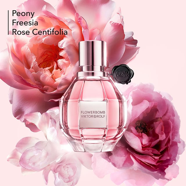 Unleash a floral delight with the Viktor&Rolf Flowerbomb Eau de Parfum Gift Set. This exquisite set features the iconic Flowerbomb Eau de Parfum, a captivating blend of floral and woody notes that creates a mesmerizing fragrance experience. The top notes of refreshing Bergamot and delicate Freesia lead into a heart of lush Sambac Jasmine and romantic Centifolia Rose. Completing this fragrant journey are warm base notes of Amber and Patchouli. Perfect for gifting, this set includes a 100ml Eau de Parfum and a 70g Viktor&Rolf Candle, ideal for creating a luxurious atmosphere.