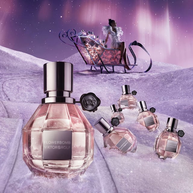 Unleash a floral delight with the Viktor&Rolf Flowerbomb Eau de Parfum Gift Set. This exquisite set features the iconic Flowerbomb Eau de Parfum, a captivating blend of floral and woody notes that creates a mesmerizing fragrance experience. The top notes of refreshing Bergamot and delicate Freesia lead into a heart of lush Sambac Jasmine and romantic Centifolia Rose. Completing this fragrant journey are warm base notes of Amber and Patchouli. Perfect for gifting, this set includes a 100ml Eau de Parfum and a 70g Viktor&Rolf Candle, ideal for creating a luxurious atmosphere.
