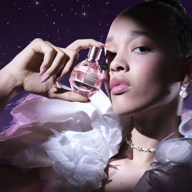 Unleash a floral delight with the Viktor&Rolf Flowerbomb Eau de Parfum Gift Set. This exquisite set features the iconic Flowerbomb Eau de Parfum, a captivating blend of floral and woody notes that creates a mesmerizing fragrance experience. The top notes of refreshing Bergamot and delicate Freesia lead into a heart of lush Sambac Jasmine and romantic Centifolia Rose. Completing this fragrant journey are warm base notes of Amber and Patchouli. Perfect for gifting, this set includes a 100ml Eau de Parfum and a 70g Viktor&Rolf Candle, ideal for creating a luxurious atmosphere.