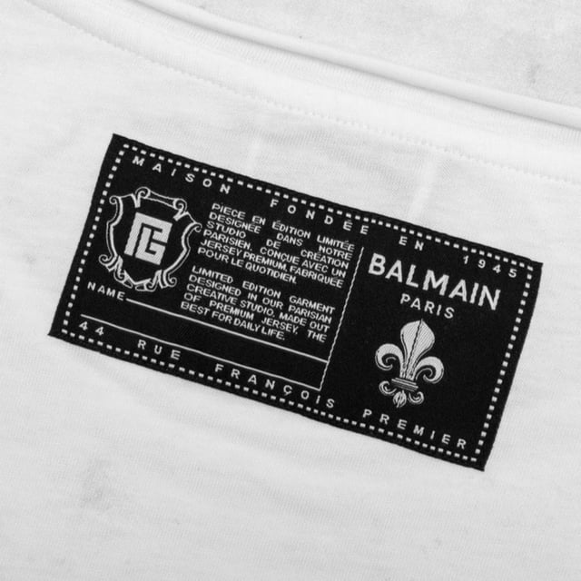 Balmain Sketch Drawing Logo White T-shirt Elevate your wardrobe with the Balmain Sketch Drawing Logo White T-Shirt, a refined piece crafted in Italy from 100% premium cotton for exceptional comfort and durability. Featuring Balmain's distinctive sketch drawing logo, this white t-shirt blends artistic flair with timeless style. Its breathable fabric ensures all-day ease, making it perfect for both casual outings and sophisticated layering. Designed for the modern man who values quality and elegance, this t-shirt offers a versatile addition to any collection, promising a sleek, polished look every time you wear it. Experience luxury and creativity in one essential garment