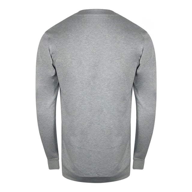 Verrijk je casual garderobe met de Cavalli Class Multi Logo Grey Sweatshirt. Deze herensweater is gemaakt van 100% premium katoen en biedt uitzonderlijk comfort en ademend vermogen. Het stijlvolle ronde halsontwerp en subtiele multi-logodetails zorgen voor een moderne, verfijnde look, perfect voor dagelijks gebruik. Deze grijze sweatshirt is gemaakt in Bangladesh met aandacht voor kwaliteit en combineert duurzaamheid met een strakke esthetiek, waardoor het een ideale keuze is voor wie waarde hecht aan zowel stijl als comfort. Of je hem nu als laagje draagt of alleen, het is een veelzijdig kledingstuk dat je outfit moeiteloos verbetert