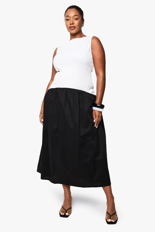 Striking contrast design with fitted sleeveless bodice and flowing midi skirt
        Elegant boat neckline offering a sophisticated silhouette
        Comfortable cotton fabric providing breathable wear throughout the day
        Versatile midi length perfect for various seasonal styling options
        Inclusive plus sizing designed to flatter and celebrate your curves
    
    This chic contrast midikleid combines contemporary style with effortless comfort. The structured white bodice creates a flattering foundation, whilst the flowing black skirt adds movement and drama to your silhouette. Style with minimalist flip flops and statement sunglasses for daytime casual events, or transform your look with block heels and bold accessories for family gatherings. The versatile design works brilliantly with a denim jacket for cooler evenings or a lightweight cardigan for spring outings. Add a structured handbag and chunky bracelet to complete the ensemble with modern flair. This Boohoo piece embodies the brand's commitment to inclusive fashion that doesn't compromise on trend-forward design - a wardrobe essential that transitions seamlessly from casual brunches to afternoon garden parties.