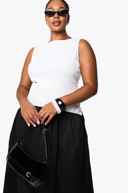 Striking contrast design with fitted sleeveless bodice and flowing midi skirt
        Elegant boat neckline offering a sophisticated silhouette
        Comfortable cotton fabric providing breathable wear throughout the day
        Versatile midi length perfect for various seasonal styling options
        Inclusive plus sizing designed to flatter and celebrate your curves
    
    This chic contrast midikleid combines contemporary style with effortless comfort. The structured white bodice creates a flattering foundation, whilst the flowing black skirt adds movement and drama to your silhouette. Style with minimalist flip flops and statement sunglasses for daytime casual events, or transform your look with block heels and bold accessories for family gatherings. The versatile design works brilliantly with a denim jacket for cooler evenings or a lightweight cardigan for spring outings. Add a structured handbag and chunky bracelet to complete the ensemble with modern flair. This Boohoo piece embodies the brand's commitment to inclusive fashion that doesn't compromise on trend-forward design - a wardrobe essential that transitions seamlessly from casual brunches to afternoon garden parties.