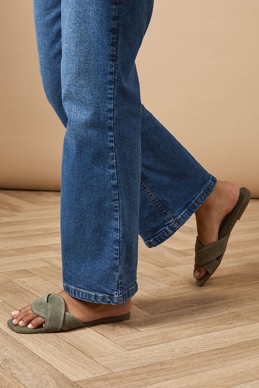 Luxurious suede leather construction
Elegant twist detail on the upper
Comfortable flat heel (0-2cm)
Versatile slip-on mule design
Open-toe silhouette for a breezy feel

Step into effortless chic with the Fleeta Suede Twist Flat Mules from Oasis. These sophisticated sandals blend comfort and style, making them a versatile addition to your wardrobe. The twisted suede upper adds a touch of intrigue, while the flat heel ensures all-day wearability. Perfect for casual outings, pair these mules with cropped jeans and a crisp white shirt for a polished daytime look. Alternatively, style them with a flowing maxi dress for a relaxed garden party ensemble. The neutral hue allows for endless styling possibilities, complementing both bold prints and understated solids. Whether you're running errands or meeting friends for brunch, these mules offer a refined finish to any outfit, embodying the feminine and pretty aesthetic that Oasis is known for.
** Please Note: Natural leather is a unique material that may exhibit slight variations in colour and texture. Due to the inherent characteristics of natural leather and the absence of synthetic coatings, some degree of colour transfer or fading may occur.