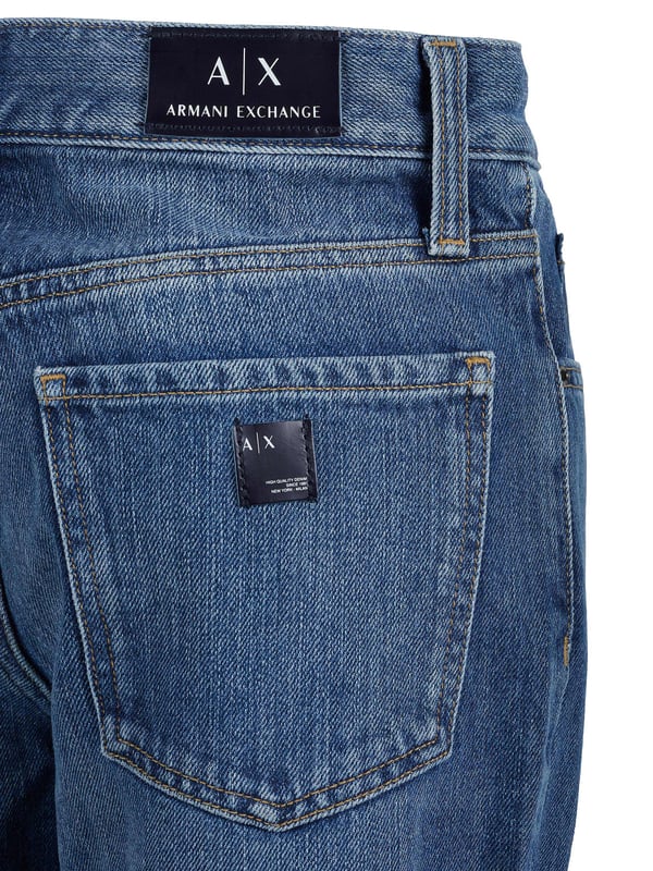 99% Baumwolle, 1% Elasthan; Armani Exchange Jeans; Modell: 6HYJ51 Y2QWZ; Hochwertig verarbeitet; Weiche Baumwolle, Stretch; Karotten-Schnitt, mittlere Leibhöhe; Schließung: Knöpfe; Klassischer 5-Pocket-Stil; Gürtelschlaufen; Armani Exchange Logodetails
