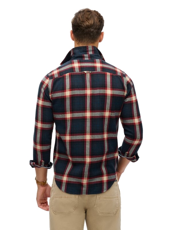 Ontdek het stijlvolle herenoverhemd van Superdry, perfect ontworpen voor het overgangsseizoen. Het is gemaakt van geborsteld katoenen twill en voelt niet alleen comfortabel aan, maar heeft ook een traditioneel geruit ontwerp dat nooit uit de mode raakt.   De button-down kraag en doorlopende knoopsluiting geven het overhemd een klassieke look, terwijl de manchetten met knopen zorgen voor een pasvorm op maat. Een praktische borstzak biedt niet alleen functionaliteit, maar voegt ook een modieus accent toe.   De gevoerde binnenkant zorgt voor extra warmte en een hoog draagcomfort, zodat je ook op koelere dagen goed uitgerust bent.