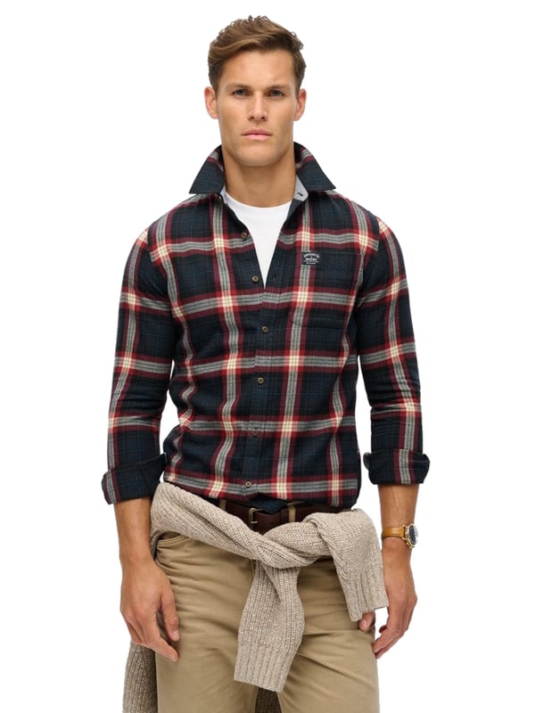 Ontdek het stijlvolle herenoverhemd van Superdry, perfect ontworpen voor het overgangsseizoen. Het is gemaakt van geborsteld katoenen twill en voelt niet alleen comfortabel aan, maar heeft ook een traditioneel geruit ontwerp dat nooit uit de mode raakt.   De button-down kraag en doorlopende knoopsluiting geven het overhemd een klassieke look, terwijl de manchetten met knopen zorgen voor een pasvorm op maat. Een praktische borstzak biedt niet alleen functionaliteit, maar voegt ook een modieus accent toe.   De gevoerde binnenkant zorgt voor extra warmte en een hoog draagcomfort, zodat je ook op koelere dagen goed uitgerust bent.