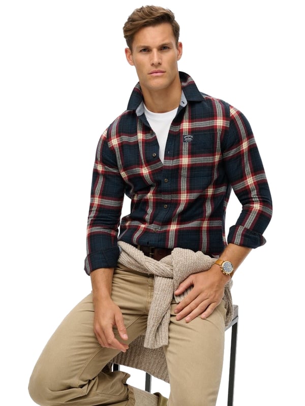 Ontdek het stijlvolle herenoverhemd van Superdry, perfect ontworpen voor het overgangsseizoen. Het is gemaakt van geborsteld katoenen twill en voelt niet alleen comfortabel aan, maar heeft ook een traditioneel geruit ontwerp dat nooit uit de mode raakt.   De button-down kraag en doorlopende knoopsluiting geven het overhemd een klassieke look, terwijl de manchetten met knopen zorgen voor een pasvorm op maat. Een praktische borstzak biedt niet alleen functionaliteit, maar voegt ook een modieus accent toe.   De gevoerde binnenkant zorgt voor extra warmte en een hoog draagcomfort, zodat je ook op koelere dagen goed uitgerust bent.