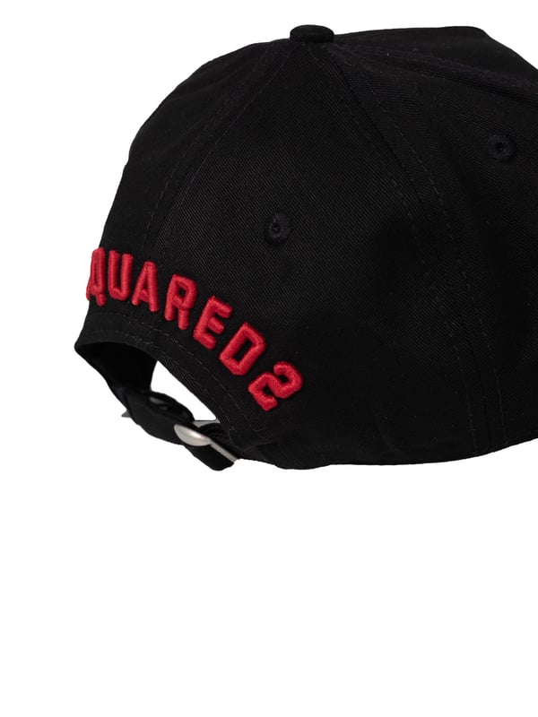 La gorra con visera rígida es el accesorio perfecto para personas que valoran el estilo y la funcionalidad, y su sólida construcción proporciona una excelente protección contra el sol y el mal tiempo, añadiendo carácter a cualquier atuendo. Gracias a su versatilidad, puedes llevarla tanto en el día a día como en ocasiones especiales, destacando tu estilo individual y confianza en ti mismo.

Con un perímetro ajustable, esta gorra garantiza un ajuste perfecto para cualquier cabeza, lo que la hace extremadamente cómoda y evita que se deslice incluso durante el movimiento intenso, permitiéndote disfrutar de la comodidad de llevarla todo el día. Ya sea que estés corriendo, montando en bicicleta o simplemente paseando por la ciudad, esta gorra permanecerá en su lugar, asegurando total libertad de movimiento.

El logo bordado en la parte frontal añade elegancia y prestigio a la gorra, subrayando su originalidad y diseño único, que sin duda atraerá miradas y te hará destacar entre la multitud. Además, el logo está hecho con la máxima precisión, lo que convierte a la gorra no solo en un accesorio práctico, sino también en una expresión de tu sentido del estilo.

Con el nombre de la marca bordado en la parte trasera, la gorra gana un toque adicional de estilo, que no solo demuestra su autenticidad, sino que también le añade una apariencia moderna y de moda que se combina perfectamente con diversos atuendos. Independientemente de si prefieres un look deportivo o una estilización casual elegante, esta gorra será el complemento ideal para tu vestuario.

Hecha de tela de alta calidad, la gorra proporciona durabilidad y resistencia al uso diario, siendo además agradable al tacto, lo que la convierte en una elección ideal para cualquier temporada y ocasión. El material del que está hecha garantiza que la gorra mantendrá su forma y color incluso después de múltiples lavados, convirtiéndola en una inversión a largo plazo.