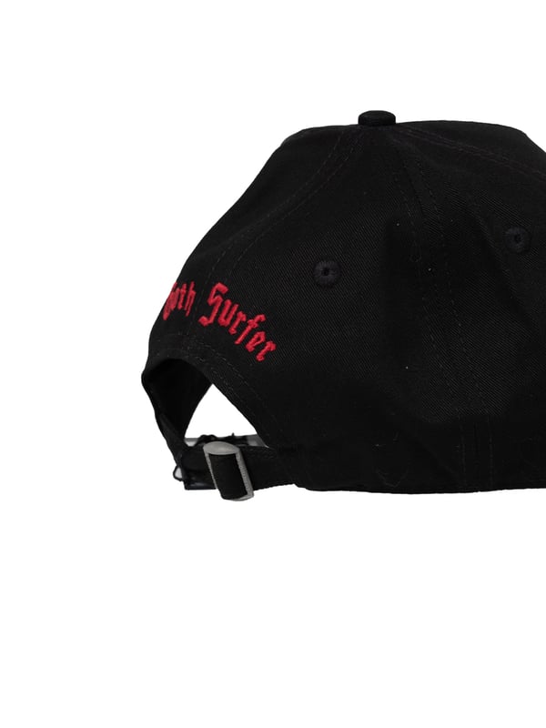 La gorra con visera rígida es el complemento perfecto para las personas que valoran el estilo y la funcionalidad, y su sólida construcción proporciona una excelente protección contra el sol y el mal tiempo, al mismo tiempo que añade carácter a cualquier estilo. Gracias a su cuidadosa fabricación y atención al detalle, esta gorra no solo es práctica, sino también un elemento de moda en el armario, que puedes adaptar fácilmente a diferentes estilos, desde deportivo hasta casual, destacando tu estilo individual y confianza en ti mismo.

Con un contorno ajustable, esta gorra garantiza un ajuste perfecto para cualquier cabeza, lo que la hace extremadamente cómoda y evita que se deslice incluso durante el movimiento intenso, permitiéndote disfrutar de la comodidad durante todo el día. Ya sea que estés corriendo, montando en bicicleta o simplemente paseando por la ciudad, esta gorra siempre se mantendrá en su lugar, proporcionándote la libertad total de movimiento. Su diseño universal hace que sea perfecta en cualquier situación, ofreciendo tanto protección como estilo.

En la visera hay desgastes visibles que le añaden un carácter único, ligeramente vintage, haciendo que destaques entre la multitud y al mismo tiempo resaltando su diseño moderno. En el frente, el nombre bordado de la marca añade elegancia y prestigio, mientras que en la parte trasera, un texto de la empresa subraya sutilmente su originalidad y autenticidad. Hecha de un tejido de alta calidad, la gorra no solo es duradera, sino también agradable al tacto, lo que la hace la elección ideal para cualquier época del año.