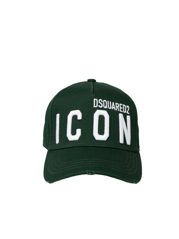 La gorra con visera rígida no es solo un accesorio de moda, sino también una solución práctica para los días soleados, que te ofrece estilo y protección contra el sol.

Con un tamaño ajustable, esta gorra se adapta perfectamente a cualquier forma de cabeza, asegurando comodidad durante todo el día, ya sea que estés de paseo o en la playa.

Con el nombre y logo de la marca bordados en la parte delantera y trasera, la gorra es un accesorio distinto que resalta tu estilo individual y tu afición por tu marca favorita.

La visera, acabada con las distinciones desgastadas características de la marca, añade un encanto único a la gorra y hace que cada pieza sea única, atrayendo miradas y destacándose entre la multitud.

Hecha de tela de alta calidad, la gorra no solo garantiza durabilidad, sino también comodidad al usarla, lo que la convertirá en tu compañera favorita por muchas temporadas.