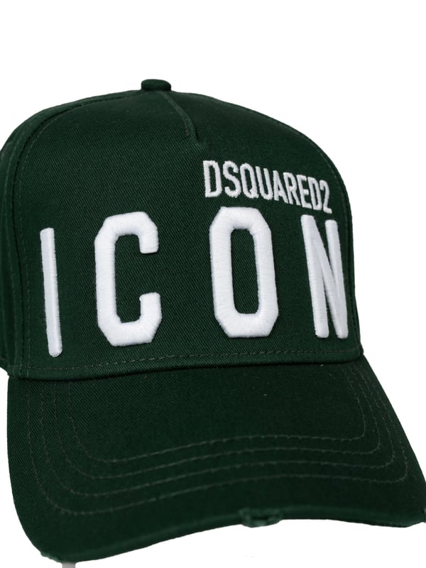 La gorra con visera rígida no es solo un accesorio de moda, sino también una solución práctica para los días soleados, que te ofrece estilo y protección contra el sol.

Con un tamaño ajustable, esta gorra se adapta perfectamente a cualquier forma de cabeza, asegurando comodidad durante todo el día, ya sea que estés de paseo o en la playa.

Con el nombre y logo de la marca bordados en la parte delantera y trasera, la gorra es un accesorio distinto que resalta tu estilo individual y tu afición por tu marca favorita.

La visera, acabada con las distinciones desgastadas características de la marca, añade un encanto único a la gorra y hace que cada pieza sea única, atrayendo miradas y destacándose entre la multitud.

Hecha de tela de alta calidad, la gorra no solo garantiza durabilidad, sino también comodidad al usarla, lo que la convertirá en tu compañera favorita por muchas temporadas.