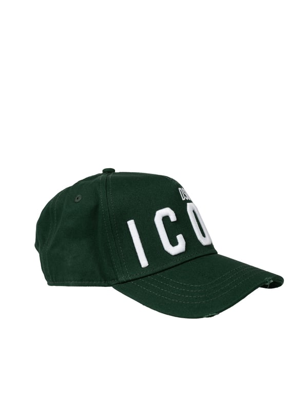 La gorra con visera rígida no es solo un accesorio de moda, sino también una solución práctica para los días soleados, que te ofrece estilo y protección contra el sol.

Con un tamaño ajustable, esta gorra se adapta perfectamente a cualquier forma de cabeza, asegurando comodidad durante todo el día, ya sea que estés de paseo o en la playa.

Con el nombre y logo de la marca bordados en la parte delantera y trasera, la gorra es un accesorio distinto que resalta tu estilo individual y tu afición por tu marca favorita.

La visera, acabada con las distinciones desgastadas características de la marca, añade un encanto único a la gorra y hace que cada pieza sea única, atrayendo miradas y destacándose entre la multitud.

Hecha de tela de alta calidad, la gorra no solo garantiza durabilidad, sino también comodidad al usarla, lo que la convertirá en tu compañera favorita por muchas temporadas.