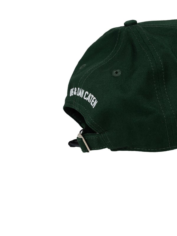 La gorra con visera rígida no es solo un accesorio de moda, sino también una solución práctica para los días soleados, que te ofrece estilo y protección contra el sol.

Con un tamaño ajustable, esta gorra se adapta perfectamente a cualquier forma de cabeza, asegurando comodidad durante todo el día, ya sea que estés de paseo o en la playa.

Con el nombre y logo de la marca bordados en la parte delantera y trasera, la gorra es un accesorio distinto que resalta tu estilo individual y tu afición por tu marca favorita.

La visera, acabada con las distinciones desgastadas características de la marca, añade un encanto único a la gorra y hace que cada pieza sea única, atrayendo miradas y destacándose entre la multitud.

Hecha de tela de alta calidad, la gorra no solo garantiza durabilidad, sino también comodidad al usarla, lo que la convertirá en tu compañera favorita por muchas temporadas.