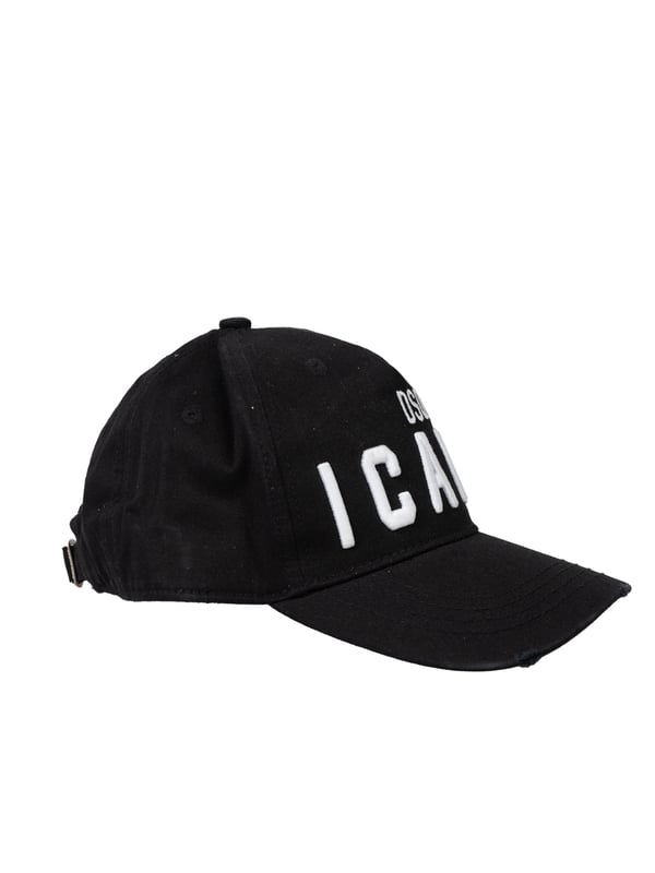 La gorra con visera rígida no es solo un accesorio de moda, sino también una solución práctica para los días soleados, que te proporciona estilo y protección contra el sol. Diseñada con funcionalidad y estética en mente, la gorra no solo ofrece protección contra los rayos UV, sino que también se combina perfectamente con diferentes estilos, desde lo casual hasta lo deportivo, destacando tu estilo individual y añadiendo confianza, independientemente de la ocasión. Su versatilidad significa que puedes usarla todos los días y durante actividades al aire libre, sintiéndote siempre a la moda y cómodo.

Con una circunferencia ajustable, esta gorra se adapta perfectamente a cualquier forma de cabeza, asegurando comodidad durante todo el día, ya sea que estés paseando o en la playa. Gracias a su cierre fácil de manejar, puedes ajustar rápidamente su tamaño a tus necesidades, lo que la hace un accesorio extremadamente práctico y versátil para tu guardarropa, permitiendo cambios de estilo en un instante. Esto lo convierte en la elección ideal para cualquiera que valore la comodidad y la versatilidad en la moda, ofreciendo al mismo tiempo una flexibilidad y confort invaluables.

Con el nombre de la marca cosido en el frente y una inscripción bordada en la parte trasera, la gorra gana en unicidad, manifestando de manera sutil tu apego a la calidad y el estilo. Estos detalles no son solo un acento estético, sino también un testimonio del cuidado en los detalles, que distinguen este producto de otros, añadiéndole prestigio y elegancia. Con ellos, cada estilización gana en expresividad, y tú puedes disfrutar de una apariencia moderna que atrae la atención, ofreciendo al mismo tiempo una manera refinada de expresarse.

La visera acabada con desgastes característicos de la marca añade un encanto único a la gorra y hace que cada pieza sea única, atrayendo la mirada y destacando entre la multitud. Estos sutiles detalles subrayan su carácter único, convirtiéndola no solo en un accesorio funcional, sino también en uno estiloso, que fácilmente se convertirá en tu elemento favorito del vestuario. Gracias a ellos, la gorra gana autenticidad, y tú puedes sentirte especial, usándola diariamente, en cualquier situación y circunstancia.

Hecha de tela de alta calidad, la gorra no solo garantiza durabilidad, sino también confort al llevarla, convirtiéndola en tu compañera favorita para muchas temporadas. El material del que está hecha proporciona adecuada circulación del aire, lo que te hace sentir fresco y cómodo incluso en los días más calurosos, y su ligera construcción permite llevarla con facilidad todo el día. Es una excelente elección para aquellos que valoran la calidad y el confort en cada situación, ofreciendo al mismo tiempo fiabilidad y estilo que resistirán la prueba del tiempo.