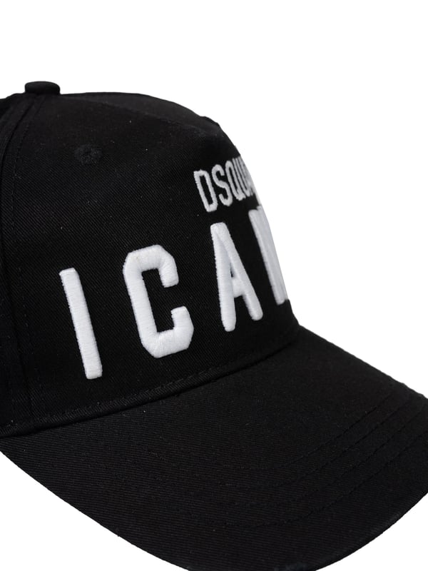 La gorra con visera rígida no es solo un accesorio de moda, sino también una solución práctica para los días soleados, que te proporciona estilo y protección contra el sol. Diseñada con funcionalidad y estética en mente, la gorra no solo ofrece protección contra los rayos UV, sino que también se combina perfectamente con diferentes estilos, desde lo casual hasta lo deportivo, destacando tu estilo individual y añadiendo confianza, independientemente de la ocasión. Su versatilidad significa que puedes usarla todos los días y durante actividades al aire libre, sintiéndote siempre a la moda y cómodo.

Con una circunferencia ajustable, esta gorra se adapta perfectamente a cualquier forma de cabeza, asegurando comodidad durante todo el día, ya sea que estés paseando o en la playa. Gracias a su cierre fácil de manejar, puedes ajustar rápidamente su tamaño a tus necesidades, lo que la hace un accesorio extremadamente práctico y versátil para tu guardarropa, permitiendo cambios de estilo en un instante. Esto lo convierte en la elección ideal para cualquiera que valore la comodidad y la versatilidad en la moda, ofreciendo al mismo tiempo una flexibilidad y confort invaluables.

Con el nombre de la marca cosido en el frente y una inscripción bordada en la parte trasera, la gorra gana en unicidad, manifestando de manera sutil tu apego a la calidad y el estilo. Estos detalles no son solo un acento estético, sino también un testimonio del cuidado en los detalles, que distinguen este producto de otros, añadiéndole prestigio y elegancia. Con ellos, cada estilización gana en expresividad, y tú puedes disfrutar de una apariencia moderna que atrae la atención, ofreciendo al mismo tiempo una manera refinada de expresarse.

La visera acabada con desgastes característicos de la marca añade un encanto único a la gorra y hace que cada pieza sea única, atrayendo la mirada y destacando entre la multitud. Estos sutiles detalles subrayan su carácter único, convirtiéndola no solo en un accesorio funcional, sino también en uno estiloso, que fácilmente se convertirá en tu elemento favorito del vestuario. Gracias a ellos, la gorra gana autenticidad, y tú puedes sentirte especial, usándola diariamente, en cualquier situación y circunstancia.

Hecha de tela de alta calidad, la gorra no solo garantiza durabilidad, sino también confort al llevarla, convirtiéndola en tu compañera favorita para muchas temporadas. El material del que está hecha proporciona adecuada circulación del aire, lo que te hace sentir fresco y cómodo incluso en los días más calurosos, y su ligera construcción permite llevarla con facilidad todo el día. Es una excelente elección para aquellos que valoran la calidad y el confort en cada situación, ofreciendo al mismo tiempo fiabilidad y estilo que resistirán la prueba del tiempo.