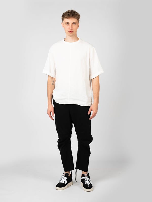 El diseño sencillo de estos pantalones es la elección perfecta para los amantes de lo clásico, que valoran el minimalismo y la elegancia en la vestimenta diaria, mientras desean mantener la libertad de movimiento y la comodidad al llevarlos.

Con cierre de cremallera, estos pantalones no solo ofrecen comodidad, sino también una puesta rápida y fácil, lo que es especialmente útil en un estilo de vida ajetreado donde cada segundo cuenta.

Con una banda elástica cosida en la cintura, estos pantalones se adaptan a la figura, asegurando así comodidad y estilo, lo que los hace una excelente opción para diversas ocasiones, desde reuniones sociales hasta salidas casuales.

Con dos bolsillos en el frente y detrás, estos pantalones ofrecen practicidad y funcionalidad, permitiendo guardar objetos pequeños como llaves o teléfono, siempre al alcance de la mano.

Los detalles de costura en las rodillas añaden un carácter único y una apariencia moderna, destacando al mismo tiempo la atención al detalle y la alta calidad de fabricación, lo que es un distintivo de este producto.

La posibilidad de ajustar el largo de las piernas con cordones permite adaptar los pantalones a preferencias individuales, asegurando no solo comodidad, sino también un aspecto moderno, independientemente de la situación o del estilo.

Fabricados con tela de alta calidad, estos pantalones no solo son duraderos y resistentes al uso diario, sino también agradables al tacto, lo que se traduce en comodidad al usarlos durante todo el día.

Producidos en Italia, estos pantalones reflejan las mejores tradiciones del artesanado italiano, combinando elegancia, precisión en la fabricación y un estilo único que capta la atención y destaca la individualidad del portador.