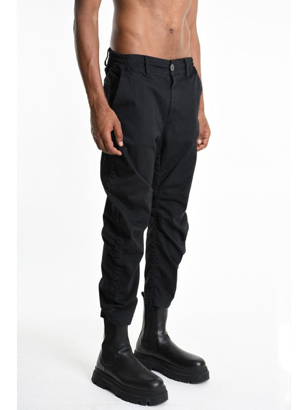 El diseño sencillo de estos pantalones es la elección perfecta para los amantes de lo clásico, que valoran el minimalismo y la elegancia en la vestimenta diaria, mientras desean mantener la libertad de movimiento y la comodidad al llevarlos.

Con cierre de cremallera, estos pantalones no solo ofrecen comodidad, sino también una puesta rápida y fácil, lo que es especialmente útil en un estilo de vida ajetreado donde cada segundo cuenta.

Con una banda elástica cosida en la cintura, estos pantalones se adaptan a la figura, asegurando así comodidad y estilo, lo que los hace una excelente opción para diversas ocasiones, desde reuniones sociales hasta salidas casuales.

Con dos bolsillos en el frente y detrás, estos pantalones ofrecen practicidad y funcionalidad, permitiendo guardar objetos pequeños como llaves o teléfono, siempre al alcance de la mano.

Los detalles de costura en las rodillas añaden un carácter único y una apariencia moderna, destacando al mismo tiempo la atención al detalle y la alta calidad de fabricación, lo que es un distintivo de este producto.

La posibilidad de ajustar el largo de las piernas con cordones permite adaptar los pantalones a preferencias individuales, asegurando no solo comodidad, sino también un aspecto moderno, independientemente de la situación o del estilo.

Fabricados con tela de alta calidad, estos pantalones no solo son duraderos y resistentes al uso diario, sino también agradables al tacto, lo que se traduce en comodidad al usarlos durante todo el día.

Producidos en Italia, estos pantalones reflejan las mejores tradiciones del artesanado italiano, combinando elegancia, precisión en la fabricación y un estilo único que capta la atención y destaca la individualidad del portador.