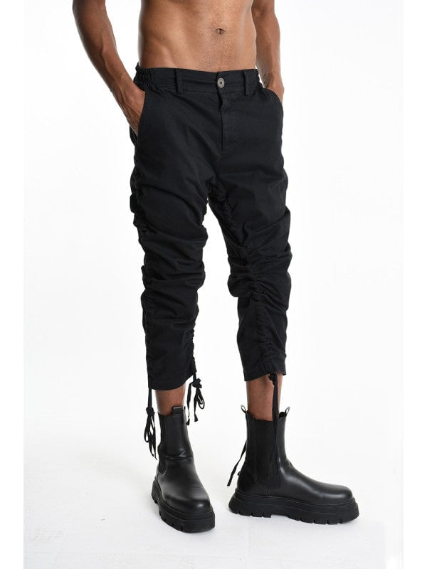 El diseño sencillo de estos pantalones es la elección perfecta para los amantes de lo clásico, que valoran el minimalismo y la elegancia en la vestimenta diaria, mientras desean mantener la libertad de movimiento y la comodidad al llevarlos.

Con cierre de cremallera, estos pantalones no solo ofrecen comodidad, sino también una puesta rápida y fácil, lo que es especialmente útil en un estilo de vida ajetreado donde cada segundo cuenta.

Con una banda elástica cosida en la cintura, estos pantalones se adaptan a la figura, asegurando así comodidad y estilo, lo que los hace una excelente opción para diversas ocasiones, desde reuniones sociales hasta salidas casuales.

Con dos bolsillos en el frente y detrás, estos pantalones ofrecen practicidad y funcionalidad, permitiendo guardar objetos pequeños como llaves o teléfono, siempre al alcance de la mano.

Los detalles de costura en las rodillas añaden un carácter único y una apariencia moderna, destacando al mismo tiempo la atención al detalle y la alta calidad de fabricación, lo que es un distintivo de este producto.

La posibilidad de ajustar el largo de las piernas con cordones permite adaptar los pantalones a preferencias individuales, asegurando no solo comodidad, sino también un aspecto moderno, independientemente de la situación o del estilo.

Fabricados con tela de alta calidad, estos pantalones no solo son duraderos y resistentes al uso diario, sino también agradables al tacto, lo que se traduce en comodidad al usarlos durante todo el día.

Producidos en Italia, estos pantalones reflejan las mejores tradiciones del artesanado italiano, combinando elegancia, precisión en la fabricación y un estilo único que capta la atención y destaca la individualidad del portador.
