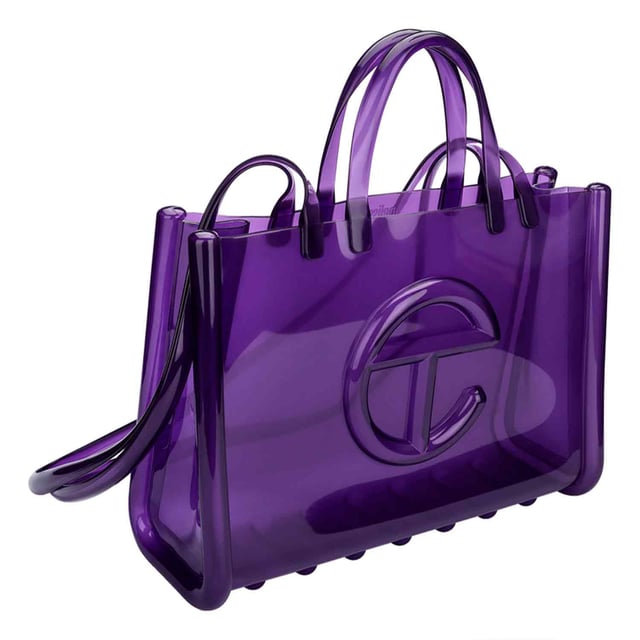 Melissa's collection with Telfar is already a classic in the fashion universe. The Melissa X Telfar Jelly Shopper bags, in Melflex, worn by celebrities such as Emily Ratajkowski, now have new vibrant, translucent and colorful colors, bringing even more Melissa DNA to the collection.