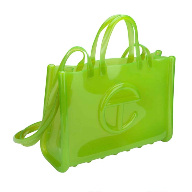 Melissa's collection with Telfar is already a classic in the fashion universe. The Melissa X Telfar Jelly Shopper bags, in Melflex, worn by celebrities such as Emily Ratajkowski, now have new vibrant, translucent and colorful colors, bringing even more Melissa DNA to the collection.