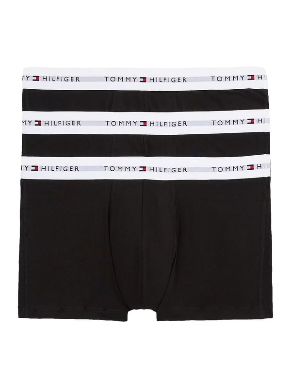 Tommy Hilfiger Unterhose Stylisch, bequem und jeden Tag einsatzbereit – dieses 3er Pack Herren-Boxershorts bringt frischen Wind in deine Wäscheschublade. Die kurze Passform sorgt für ein sportliches Tragegefühl mit moderner Note. Ein elastischer Kontrastbund setzt nicht nur optische Akzente, sondern garantiert auch perfekten Sitz. Der eingewebte Label-Schriftzug im Bund verleiht den Shorts einen markentypischen Touch. Dank flexiblem Stretch-Material passen sie sich jeder Bewegung an – ganz gleich, ob du aktiv bist oder entspannst. Atmungsaktiv und weich auf der Haut, bieten sie höchsten Tragekomfort den ganzen Tag. Das Design: schlicht mit Stil, reduziert und doch ausdrucksstark. Ideal für Männer, die Wert auf Details legen. Kein Rutschen, kein Zwicken – nur ein sicheres, angenehmes Gefühl. Drei Essentials, auf die du dich verlassen kannst.