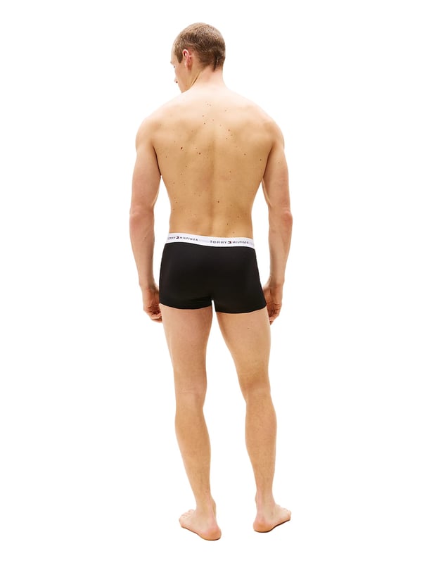 Tommy Hilfiger Unterhose Stylisch, bequem und jeden Tag einsatzbereit – dieses 3er Pack Herren-Boxershorts bringt frischen Wind in deine Wäscheschublade. Die kurze Passform sorgt für ein sportliches Tragegefühl mit moderner Note. Ein elastischer Kontrastbund setzt nicht nur optische Akzente, sondern garantiert auch perfekten Sitz. Der eingewebte Label-Schriftzug im Bund verleiht den Shorts einen markentypischen Touch. Dank flexiblem Stretch-Material passen sie sich jeder Bewegung an – ganz gleich, ob du aktiv bist oder entspannst. Atmungsaktiv und weich auf der Haut, bieten sie höchsten Tragekomfort den ganzen Tag. Das Design: schlicht mit Stil, reduziert und doch ausdrucksstark. Ideal für Männer, die Wert auf Details legen. Kein Rutschen, kein Zwicken – nur ein sicheres, angenehmes Gefühl. Drei Essentials, auf die du dich verlassen kannst.