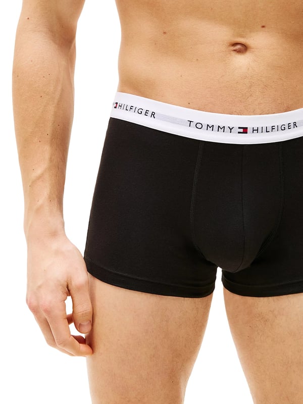 Tommy Hilfiger Unterhose Stylisch, bequem und jeden Tag einsatzbereit – dieses 3er Pack Herren-Boxershorts bringt frischen Wind in deine Wäscheschublade. Die kurze Passform sorgt für ein sportliches Tragegefühl mit moderner Note. Ein elastischer Kontrastbund setzt nicht nur optische Akzente, sondern garantiert auch perfekten Sitz. Der eingewebte Label-Schriftzug im Bund verleiht den Shorts einen markentypischen Touch. Dank flexiblem Stretch-Material passen sie sich jeder Bewegung an – ganz gleich, ob du aktiv bist oder entspannst. Atmungsaktiv und weich auf der Haut, bieten sie höchsten Tragekomfort den ganzen Tag. Das Design: schlicht mit Stil, reduziert und doch ausdrucksstark. Ideal für Männer, die Wert auf Details legen. Kein Rutschen, kein Zwicken – nur ein sicheres, angenehmes Gefühl. Drei Essentials, auf die du dich verlassen kannst.