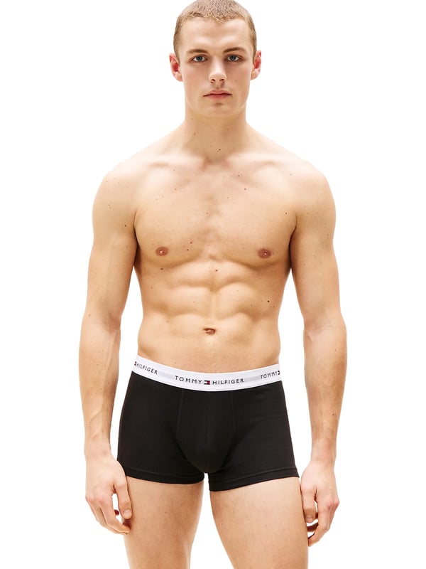 Tommy Hilfiger Unterhose Stylisch, bequem und jeden Tag einsatzbereit – dieses 3er Pack Herren-Boxershorts bringt frischen Wind in deine Wäscheschublade. Die kurze Passform sorgt für ein sportliches Tragegefühl mit moderner Note. Ein elastischer Kontrastbund setzt nicht nur optische Akzente, sondern garantiert auch perfekten Sitz. Der eingewebte Label-Schriftzug im Bund verleiht den Shorts einen markentypischen Touch. Dank flexiblem Stretch-Material passen sie sich jeder Bewegung an – ganz gleich, ob du aktiv bist oder entspannst. Atmungsaktiv und weich auf der Haut, bieten sie höchsten Tragekomfort den ganzen Tag. Das Design: schlicht mit Stil, reduziert und doch ausdrucksstark. Ideal für Männer, die Wert auf Details legen. Kein Rutschen, kein Zwicken – nur ein sicheres, angenehmes Gefühl. Drei Essentials, auf die du dich verlassen kannst.