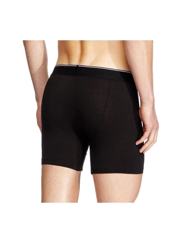 Diese Herren-Boxershorts im praktischen Dreierpack bieten eine gelungene Kombination aus Funktionalität und modernem Design. Der normale Schnitt mit längerem Bein und körpernaher Passform sorgt für optimalen Halt und hohen Tragekomfort. Das elastische Baumwollstretch-Material passt sich perfekt an und bietet maximale Bewegungsfreiheit. Der breite, kontrastfarbene Bund mit eingewebtem Label-Schriftzug setzt einen markanten Akzent und bleibt zuverlässig in Form. Die rückseitige formgebende Naht unterstützt den anatomischen Sitz und sorgt für eine definierte Passform. Der elastische Bund schmiegt sich angenehm an, ohne einzuschneiden. Die Boxershorts sind atmungsaktiv, pflegeleicht und behalten auch nach vielen Waschgängen ihre Form. Ideal für Alltag, Freizeit oder Sport – ein vielseitiges Basic für jede Gelegenheit. Hochwertige Verarbeitung trifft auf durchdachtes Design. Für Männer, die Wert auf Komfort, Stil und Qualität legen.