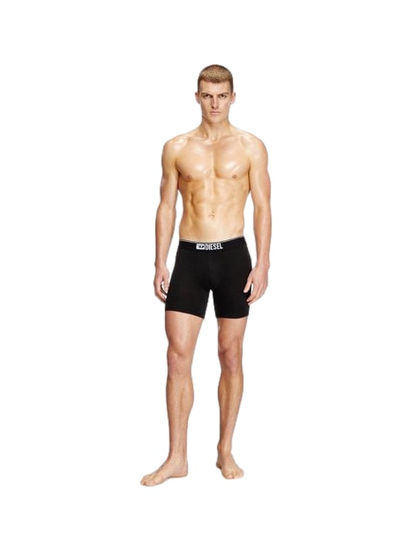 Diese Herren-Boxershorts im praktischen Dreierpack bieten eine gelungene Kombination aus Funktionalität und modernem Design. Der normale Schnitt mit längerem Bein und körpernaher Passform sorgt für optimalen Halt und hohen Tragekomfort. Das elastische Baumwollstretch-Material passt sich perfekt an und bietet maximale Bewegungsfreiheit. Der breite, kontrastfarbene Bund mit eingewebtem Label-Schriftzug setzt einen markanten Akzent und bleibt zuverlässig in Form. Die rückseitige formgebende Naht unterstützt den anatomischen Sitz und sorgt für eine definierte Passform. Der elastische Bund schmiegt sich angenehm an, ohne einzuschneiden. Die Boxershorts sind atmungsaktiv, pflegeleicht und behalten auch nach vielen Waschgängen ihre Form. Ideal für Alltag, Freizeit oder Sport – ein vielseitiges Basic für jede Gelegenheit. Hochwertige Verarbeitung trifft auf durchdachtes Design. Für Männer, die Wert auf Komfort, Stil und Qualität legen.