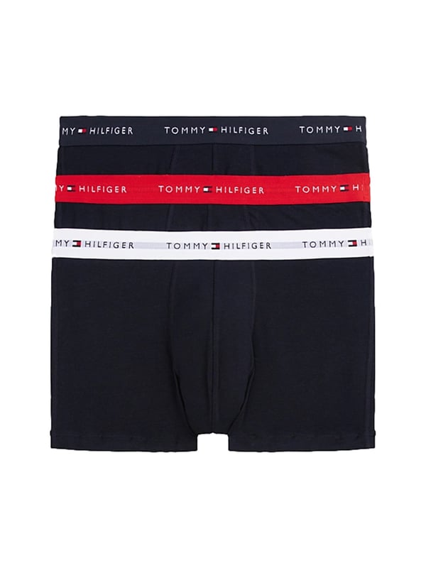 Stylisch, bequem und jeden Tag einsatzbereit – dieses 3er Pack Herren-Boxershorts bringt frischen Wind in deine Wäscheschublade. Die kurze Passform sorgt für ein sportliches Tragegefühl mit moderner Note. Ein elastischer Kontrastbund setzt nicht nur optische Akzente, sondern garantiert auch perfekten Sitz. Der eingewebte Label-Schriftzug im Bund verleiht den Shorts einen markentypischen Touch. Dank flexiblem Stretch-Material passen sie sich jeder Bewegung an – ganz gleich, ob du aktiv bist oder entspannst. Atmungsaktiv und weich auf der Haut, bieten sie höchsten Tragekomfort den ganzen Tag. Das Design: schlicht mit Stil, reduziert und doch ausdrucksstark. Ideal für Männer, die Wert auf Details legen. Kein Rutschen, kein Zwicken – nur ein sicheres, angenehmes Gefühl. Drei Essentials, auf die du dich verlassen kannst.