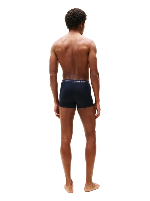 Stylisch, bequem und jeden Tag einsatzbereit – dieses 3er Pack Herren-Boxershorts bringt frischen Wind in deine Wäscheschublade. Die kurze Passform sorgt für ein sportliches Tragegefühl mit moderner Note. Ein elastischer Kontrastbund setzt nicht nur optische Akzente, sondern garantiert auch perfekten Sitz. Der eingewebte Label-Schriftzug im Bund verleiht den Shorts einen markentypischen Touch. Dank flexiblem Stretch-Material passen sie sich jeder Bewegung an – ganz gleich, ob du aktiv bist oder entspannst. Atmungsaktiv und weich auf der Haut, bieten sie höchsten Tragekomfort den ganzen Tag. Das Design: schlicht mit Stil, reduziert und doch ausdrucksstark. Ideal für Männer, die Wert auf Details legen. Kein Rutschen, kein Zwicken – nur ein sicheres, angenehmes Gefühl. Drei Essentials, auf die du dich verlassen kannst.