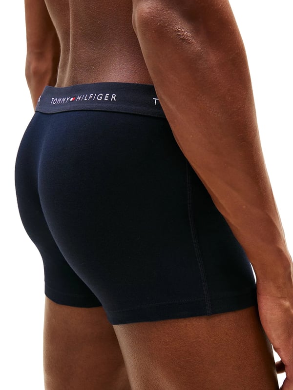 Stylisch, bequem und jeden Tag einsatzbereit – dieses 3er Pack Herren-Boxershorts bringt frischen Wind in deine Wäscheschublade. Die kurze Passform sorgt für ein sportliches Tragegefühl mit moderner Note. Ein elastischer Kontrastbund setzt nicht nur optische Akzente, sondern garantiert auch perfekten Sitz. Der eingewebte Label-Schriftzug im Bund verleiht den Shorts einen markentypischen Touch. Dank flexiblem Stretch-Material passen sie sich jeder Bewegung an – ganz gleich, ob du aktiv bist oder entspannst. Atmungsaktiv und weich auf der Haut, bieten sie höchsten Tragekomfort den ganzen Tag. Das Design: schlicht mit Stil, reduziert und doch ausdrucksstark. Ideal für Männer, die Wert auf Details legen. Kein Rutschen, kein Zwicken – nur ein sicheres, angenehmes Gefühl. Drei Essentials, auf die du dich verlassen kannst.